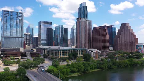 Luftbild-Von-Geschäften-Und-Bürotürmen-In-Der-Innenstadt-Von-Austin-Texas