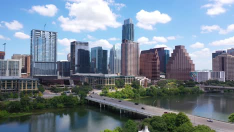 Establishing-Shot-Of-The-Colorado-River-In-Downtown-Austin,-Texas-With-Skyline-Background