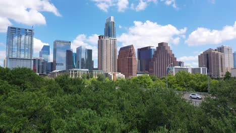 Steigende-Luft-Von-Unternehmen-Und-Bürotürmen-In-Der-Innenstadt-Von-Austin,-Texas