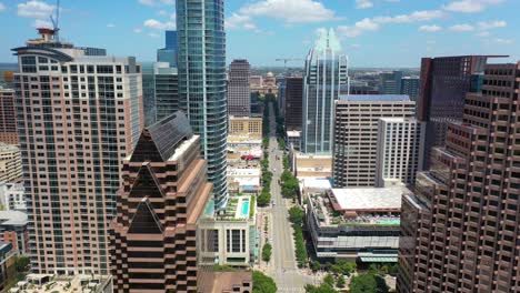 Schöne-Luftaufnahme-über-Der-Innenstadt-Von-Austin,-Texas-Mit-Dem-State-Capitol-Building-In-Der-Ferne