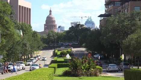 Establishing-Shot-Of-The-Texas-State-Capitol-Building-In-Austin,-Texas