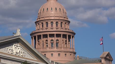 Establishing-Shot-Of-The-Texas-State-Capitol-Building-In-Austin,-Texas
