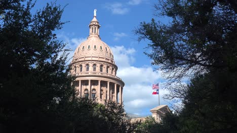 Einspielung-Des-Texas-State-Capitol-Building-In-Austin,-Texas,-Umrahmt-Von-Bäumen