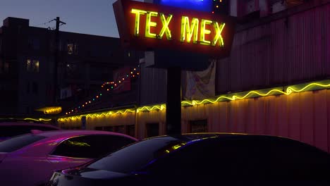 Buena-Toma-De-Establecimiento-De-Un-Restaurante-Mexicano-Genérico-Tex-Mex-En-La-Noche