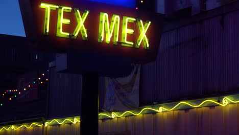 Buena-Toma-De-Establecimiento-De-Un-Restaurante-Mexicano-Genérico-Tex-Mex-Letrero-De-Neón-En-La-Noche