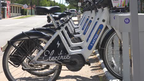 Bicicletas-Eléctricas-E-bikes-Están-Disponibles-Para-Alquilar-En-Una-Calle-De-Austin,-Texas
