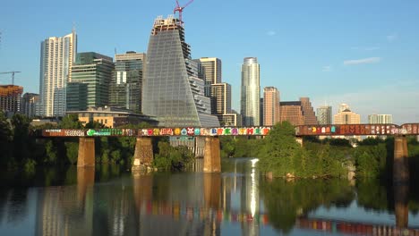 Good-Establishing-Shot-Of-Austin-Texas,-Train-Bridge,-Graffiti,-Downtown-Skyline