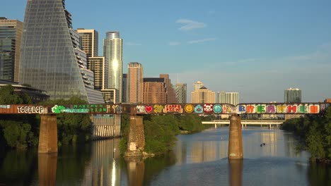 Buena-Toma-De-Establecimiento-De-Austin,-Texas,-Puente-De-Tren,-Grafiti,-Kayaks,-Horizonte-Del-Centro