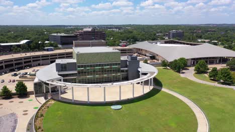 Luftbild-über-Einem-Modernen-Künstlerischen-Geschäfts--Oder-Bürokomplex,-Dougherty-Arts-Center,-Austin,-Texas