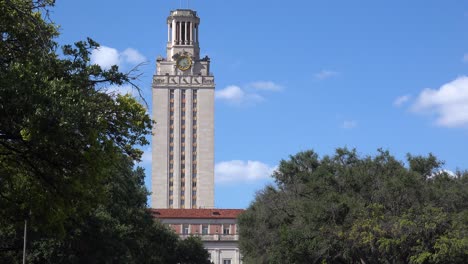 Nach-Oben-Kippen-Zeigt-Den-Berühmten-Turm-Auf-Dem-Campus-Der-Universität-Von-Texas-In-Austin,-Texas