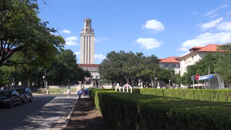 Establishing-Shot-Of-The-Famous-Tower-At-The-University-Of-Texas-Campus-In-Austin,-Texas
