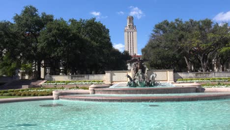 Einspielung-Des-Berühmten-Brunnens-Und-Turms-Auf-Dem-Campus-Der-Universität-Von-Texas-In-Austin,-Texas