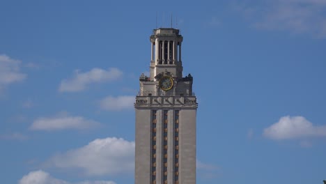 Tiro-De-Lapso-De-Tiempo-De-Nubes-Moviéndose-Detrás-De-La-Famosa-Torre-En-El-Campus-De-La-Universidad-De-Texas-En-Austin,-Texas