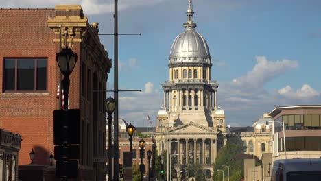 Good-Establishing-Shot-Of-The-Illinois-State-Capitol-Building-In-Springfield,-Illinois