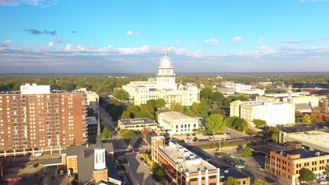 Aerial-Of-The-Illinois-State-Capitol-Building-In-Springfield,-Illinois