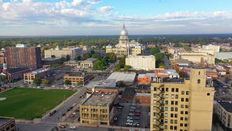 Aerial-Of-The-Illinois-State-Capitol-Building-In-Springfield,-Illinois