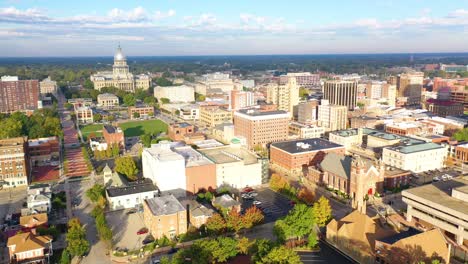 Good-Aerial-Of-The-Illinois-State-Capitol-Building-In-Springfield,-Illinois