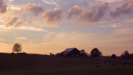 Wolken-Ziehen-über-Eine-Schöne-Scheune-Und-Pferde,-Die-Im-Ländlichen-Kentucky-Grasen