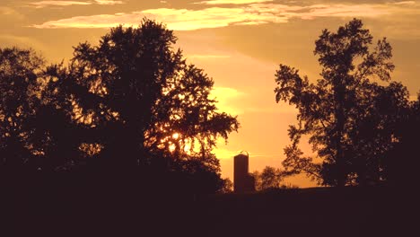Aufnahme-Eines-Entfernten-Silo-Auf-Einer-Farm-Im-Ländlichen-Kentucky-Bei-Sonnenaufgang-Oder-Sonnenuntergang