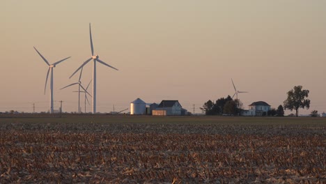 Riesige-Windmühlen-Drehen-Sich-Auf-Den-Flachen-Landwirtschaftsflächen-Von-Zentralindiana-Und-Illinois-Und-Erzeugen-Saubere-Energie