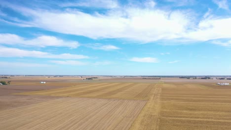 Gute-Luftaufnahmen-über-Weitläufigem,-Flachem-Ackerland-Und-Feldern-In-Iowa,-Illinois,-Kansas,-Nebraska-Oder-Indiana