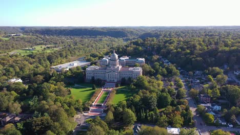 Aerial-Establishing-Shot-Of-The-Kentucky-State-Capitol-Building-In-Frankfort,-Kentucky