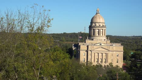 Establishing-Shot-Of-The-Kentucky-State-Capitol-Building-In-Frankfort,-Kentucky