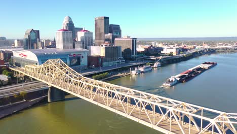 Luftaufnahme-Des-Flusskahns-Von-Ohio-Vor-Der-Skyline-Der-Stadt-Louisville,-Kentucky