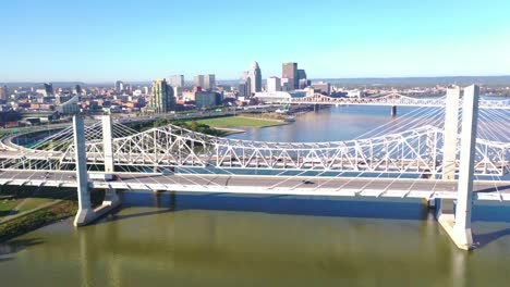 Luftbild-über-Den-Ohio-River-Bridges-Mit-Der-Skyline-Von-Louisville,-Kentucky-Downtown-In-Der-Ferne