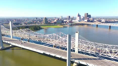 Luftbild-über-Den-Ohio-River-Bridges-Mit-Der-Skyline-Von-Louisville,-Kentucky-Downtown-In-Der-Ferne