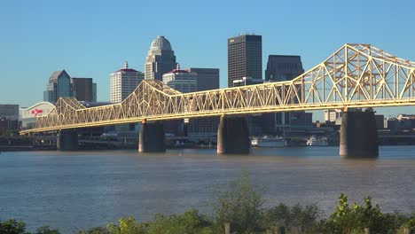 Gute-Einspielung-Der-Skyline-Von-Louisville,-Kentucky,-Mit-Der-George-Rogers-Clark-Memorial-Bridge-Im-Vordergrund