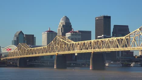 Gute-Einspielung-Der-Skyline-Von-Louisville,-Kentucky,-Mit-Der-George-Rogers-Clark-Memorial-Bridge-Im-Vordergrund