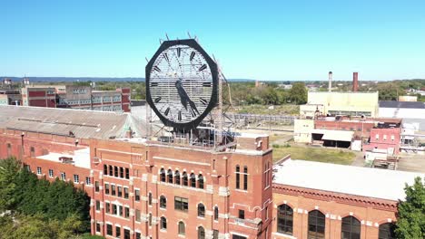 Aerial-Of-An-Old-Clock-On-The-Facade-Of-An-Old-Abandoned-Vacant-American-Factory-Near-Jeffersonville,-Indiana