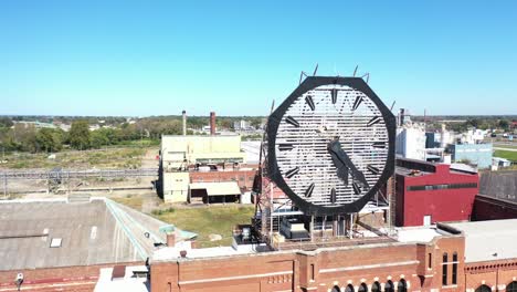 Antena-De-Un-Gran-Reloj-Antiguo-En-La-Fachada-De-Una-Antigua-Fábrica-Americana-Vacante-Abandonada-Cerca-De-Jeffersonville,-Indiana