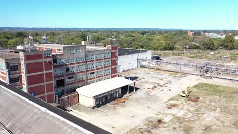 Aerial-Of-A-Large-Old-Clock-On-The-Facade-Of-An-Old-Abandoned-Vacant-American-Factory-Near-Jeffersonville,-Indiana