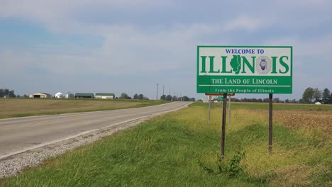 El-Cartel-A-Lo-Largo-De-Un-Camino-Rural-Abandonado-A-Través-Del-Campo-Indica-La-Línea-Estatal-De-Illinois