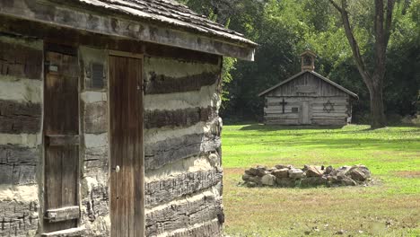 Un-Asentamiento-De-Hacienda-De-1850-En-Zonas-Rurales-Muestra-El-Estilo-De-Cabaña-De-Troncos-De-Los-Primeros-Colonos
