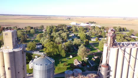 Luftaufnahmen-über-Einer-Kleinen-Bauernstadt-USA-Mit-Wasserturm-Und-Getreidesilo