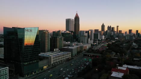 Hoch-Aufstellende-Luftaufnahme-Der-Skyline-Von-Atlanta,-Georgia-In-Der-Dämmerung,-Bei-Sonnenuntergang-Oder-Bei-Nacht