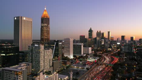 Hoch-Aufstellende-Luftaufnahme-Der-Skyline-Von-Atlanta,-Georgia-In-Der-Dämmerung,-Bei-Sonnenuntergang-Oder-Bei-Nacht