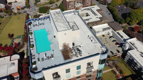 Excellent-Aerial-Of-Atlanta,-Georgia-City-Skyline-Begins-On-A-Pool-At-The-Top-Of-A-Luxury-High-Rise-Apartment-Complex-And-Reveals-City
