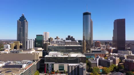 Steigende-Antenne-Der-Innenstadt-Von-Atlanta-Georgia-Mit-Wolkenkratzern-Und-Hochhäusern