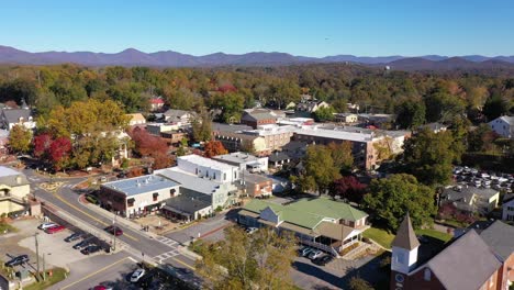 Nice-Aerial-Establishing-Shot-Of-Blue-Ridge-Mountain-Appalachian-Town-Of-Dahlonega,-Georgia