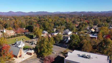 Nice-Aerial-Establishing-Shot-Of-Blue-Ridge-Mountain-Appalachian-Town-Of-Dahlonega,-Georgia-With-Church-Steeple-Foreground