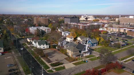Luftbild-über-Lansing,-Michigan-Wohnungsvororte,-Abgelegene-Innenstadt-Und-Die-Skyline-Der-Stadt