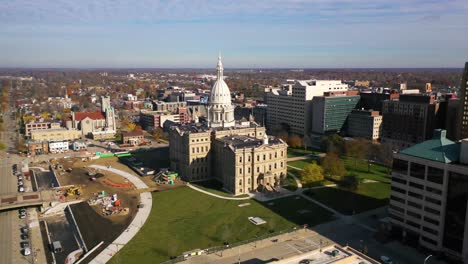 Gute-Antenne-über-Lansing,-Michigan,-Das-State-Capitol-Building-Und-Die-Innenstadt