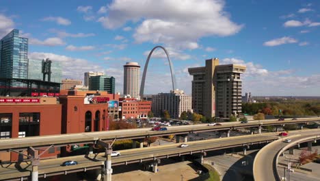 Good-Aerial-Over-Freeway-Past-Busch-Stadium-Reveals-The-Gateway-Arch-Of-St-Louis,-Missouri