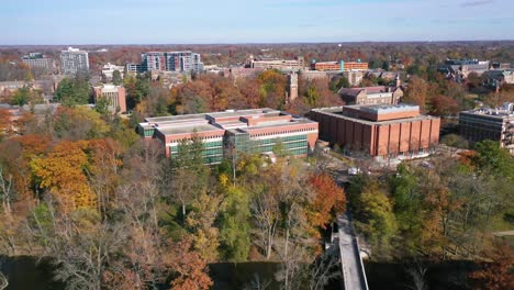 Antena-Sobre-El-Campus-Universitario-De-La-Universidad-Estatal-De-Michigan