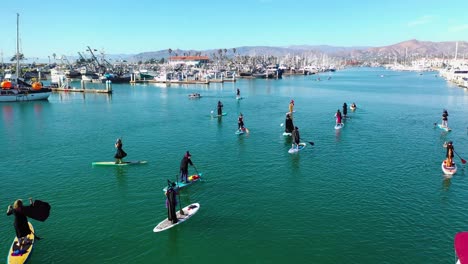 Hexen-Aus-Der-Luft-Paddeln-Auf-Surfbrettern-Und-Paddleboards,-Um-Halloween-Im-Hafen-Von-Ventura,-Kalifornien,-Zu-Feiern
