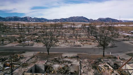 Aerial-Reveals-Destroyed-Burned-Homes-And-Neighborhoods-In-Ruin-Following-The-Marshall-Fire-In-Louisville,-Superior-And-Boulder,-Colorado